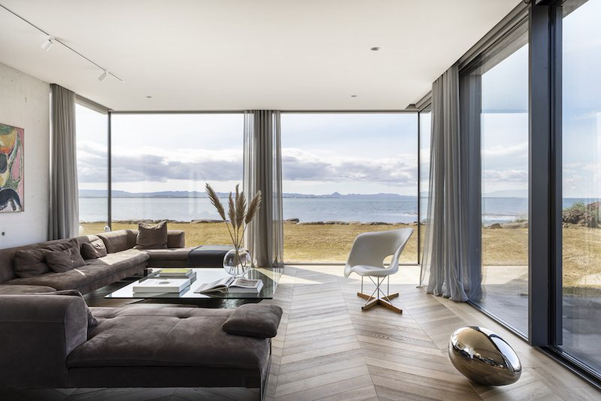 Icelandic Ambiance 临海开放式极简住宅客厅