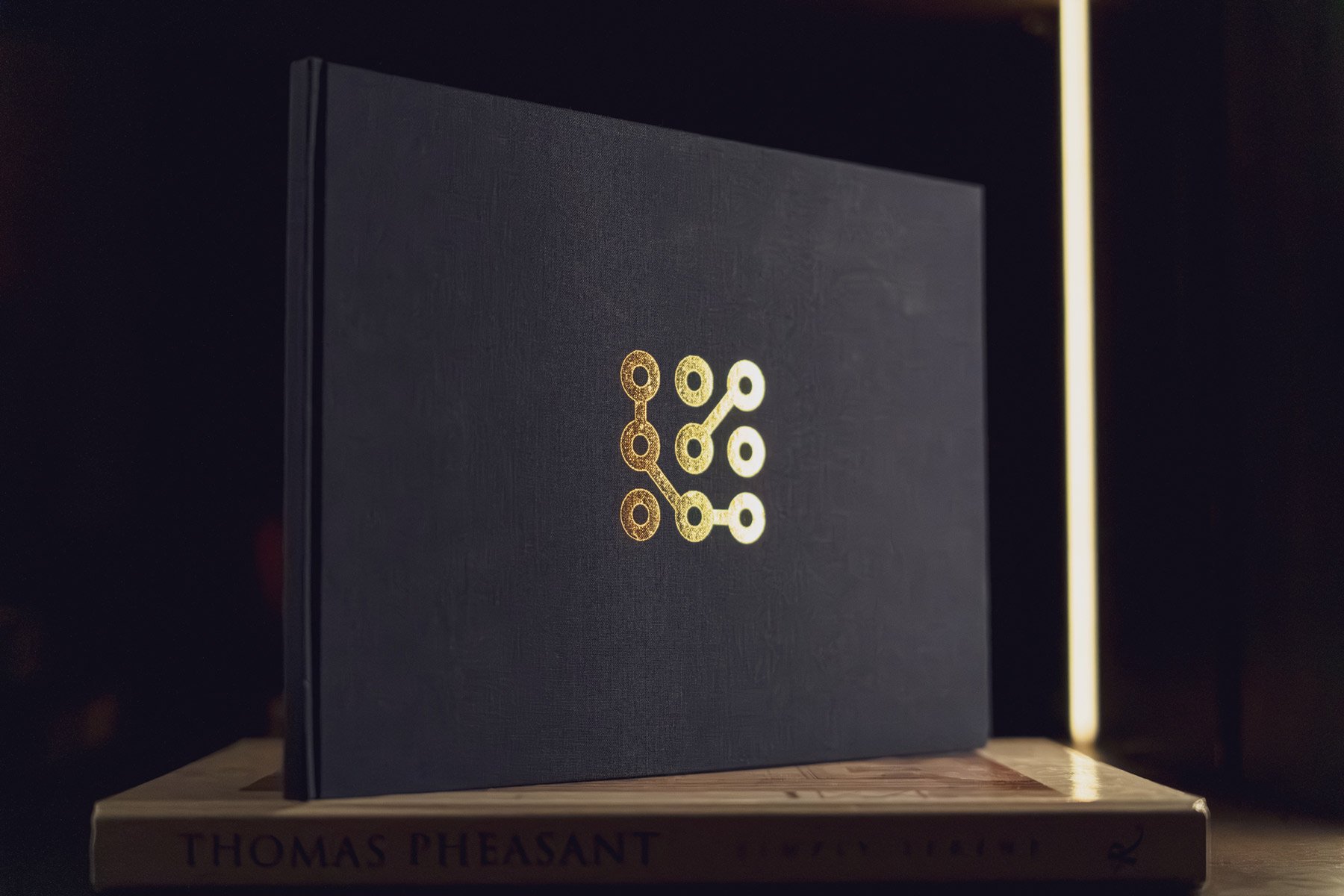 The Faraday Club 黑色品牌册与金色标志