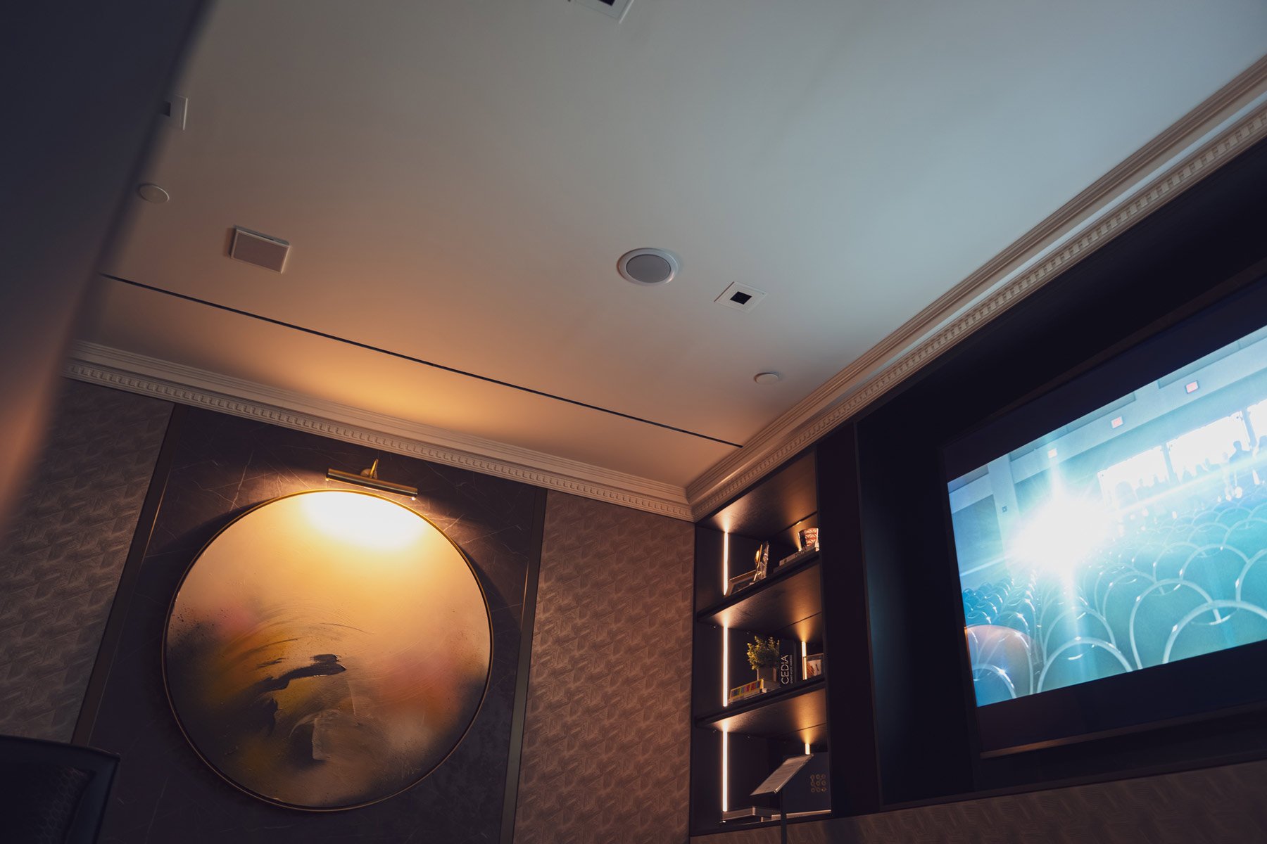 Cinema Luxe Lounge 影院前部、屏幕、天花与座椅构成的完整空间