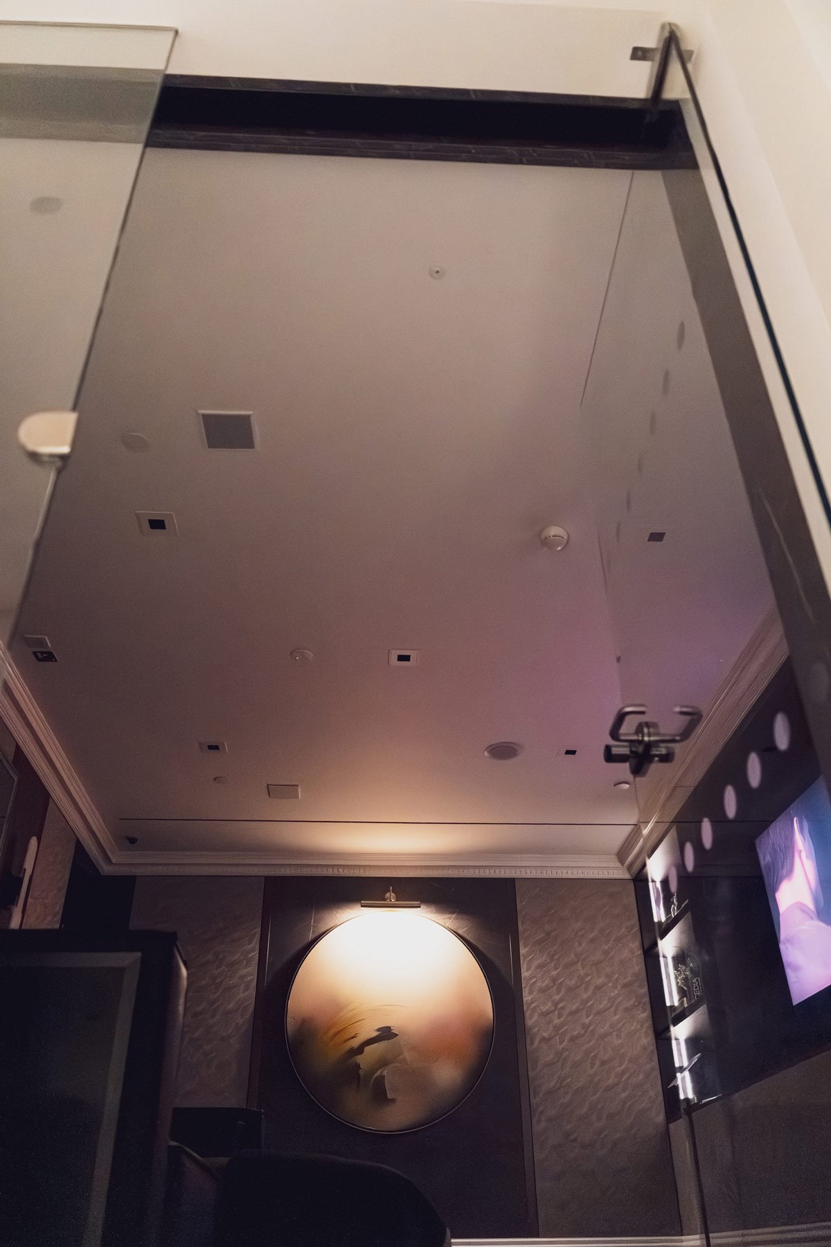 Cinema Luxe Lounge 影院空间与弧形天花关系