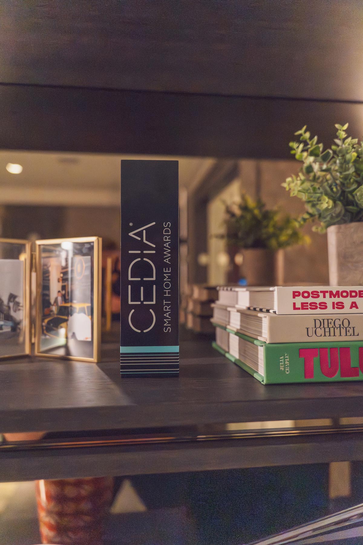 Cinema Luxe Lounge 内的 CEDIA Smart Home Awards 展示