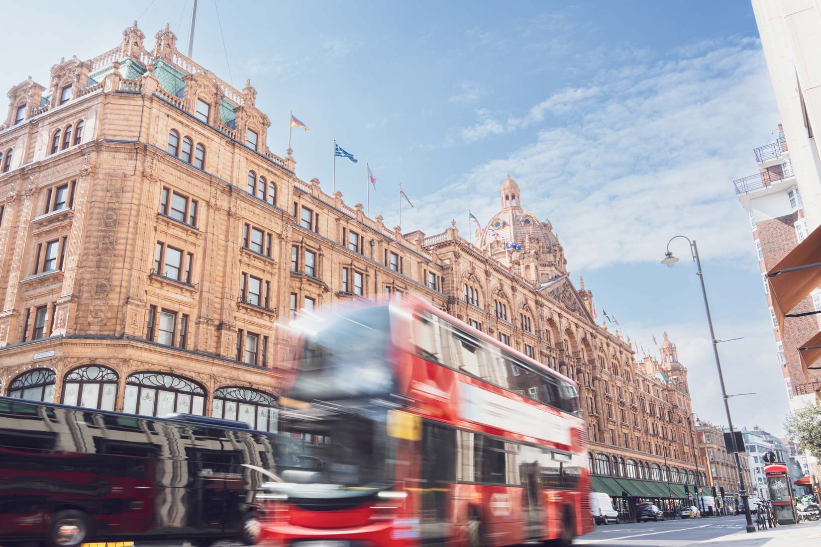 Harrods 建筑长立面、街道与伦敦巴士外景