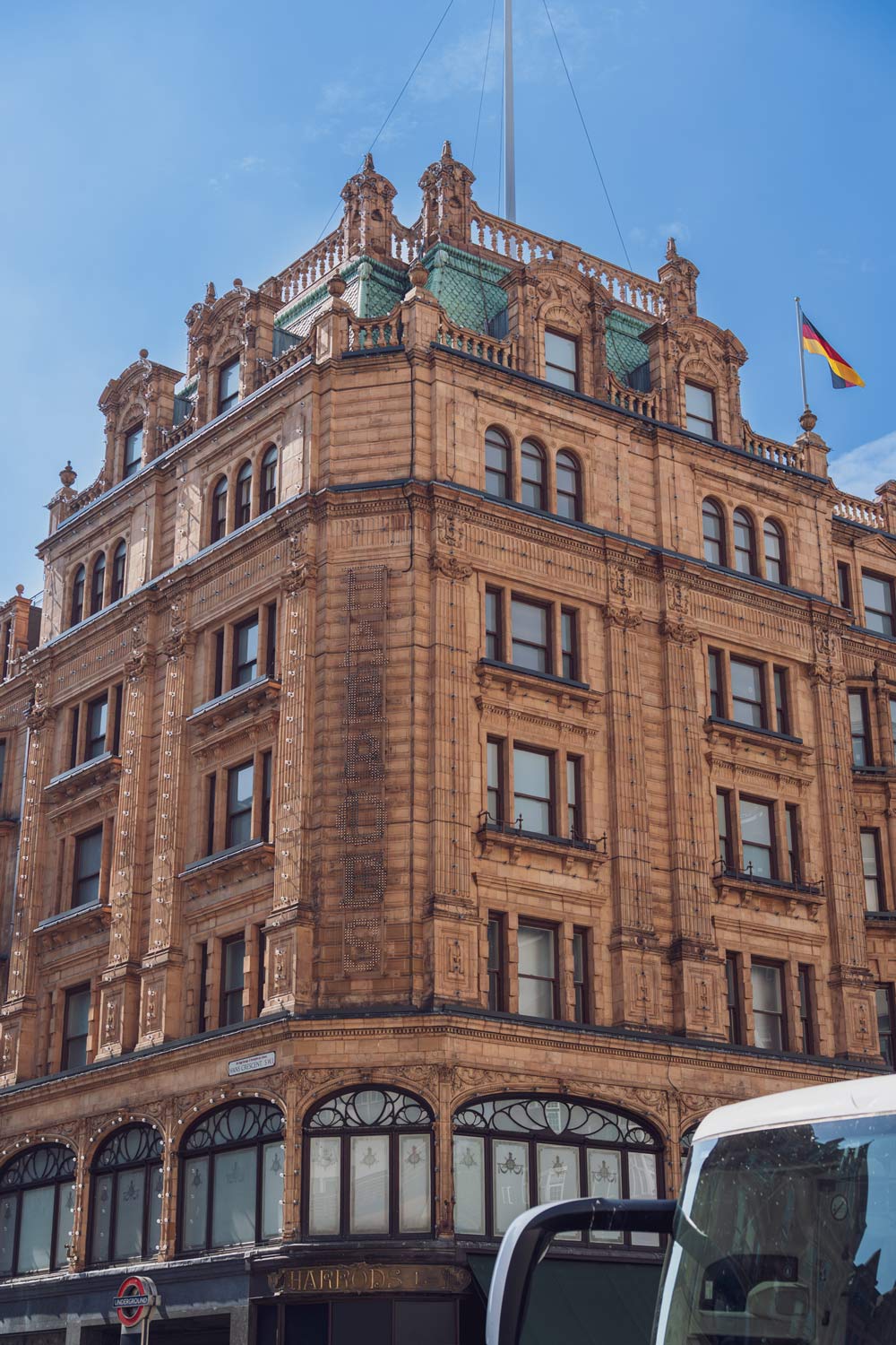 Harrods 建筑转角与顶部细节