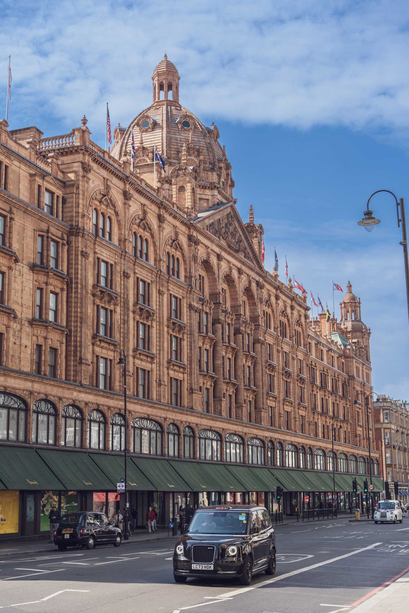 Harrods 建筑长立面与街道外景