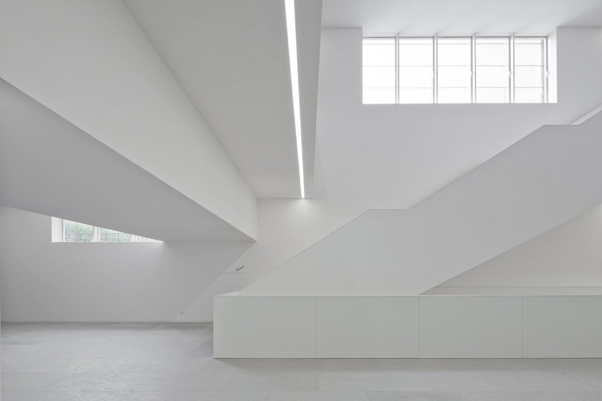 Plataforma das Artes 连续白色建筑表面