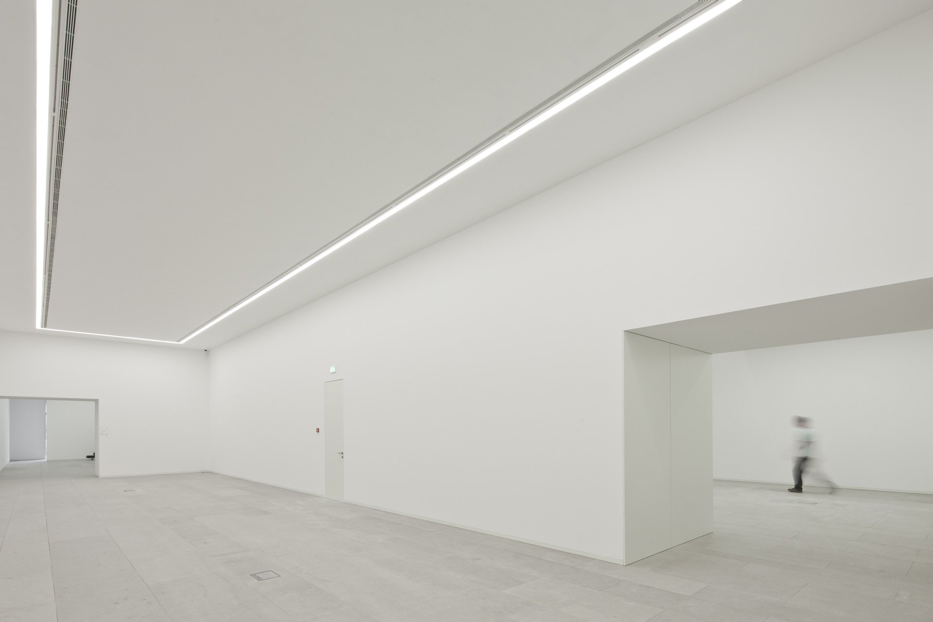 Plataforma das Artes 白色展览空间内移动的人物
