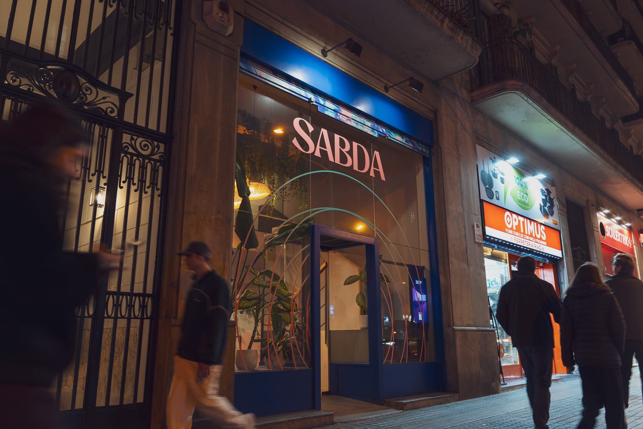 夜间的 SABDA Barcelona 门店外观